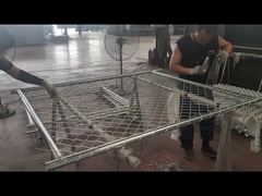 Ограждение из сетки-рабицы крепится к каркасу