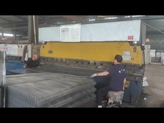 Сетчатый забор, гнущийся машиной